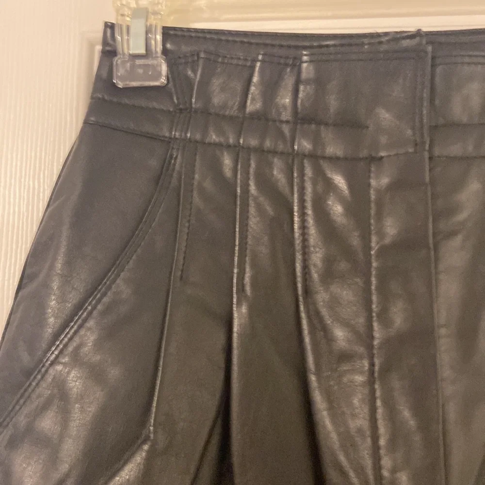 TOFFS High waisted 100% leather pants size 6M inseam 30” waist 26” flat - Picture 4 of 12